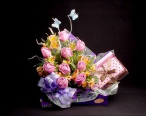 007 -  Cachepô decorado com 12 rosas e caixa de chocolate