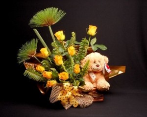 018 - Cachepô decorado com 12 rosas e urso de pelúcia