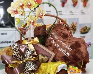 030- Cesta decorada com orquídea, pelúcia de coração e chocolate 